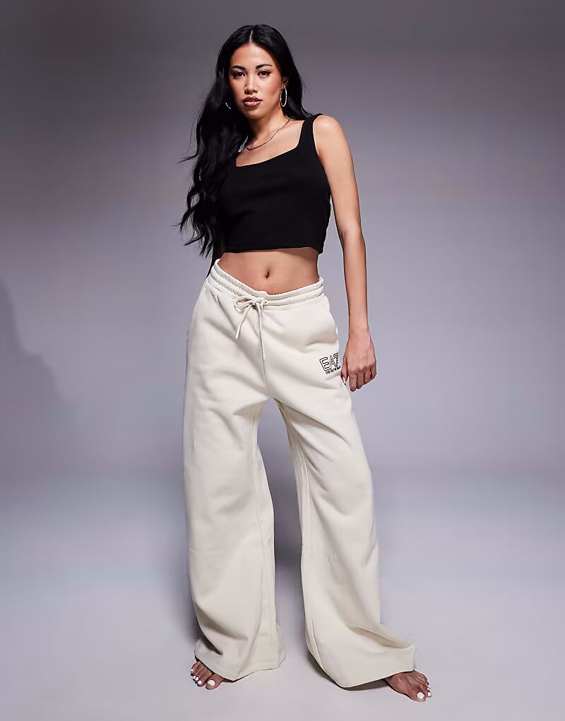 Широкие брюки-джоггеры с логотипом Armani EA7 кремового цвета
Широкие брюки-джоггеры с логотипом Armani EA7 кремового цвета