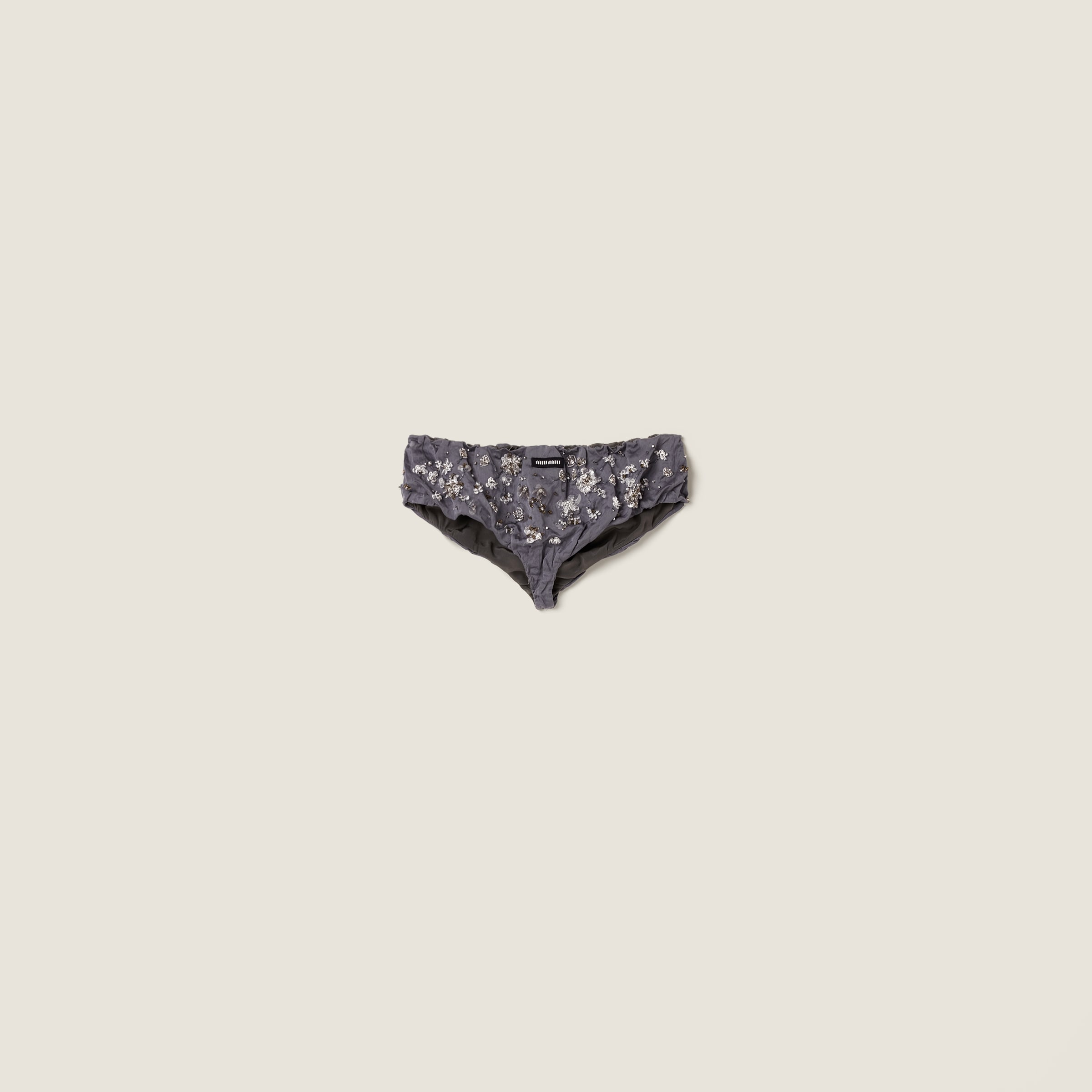 Вышитые трусы из атласа дюшес MIU MIU, железно-серый
Вышитые трусы из атласа дюшес MIU MIU, железно-серый