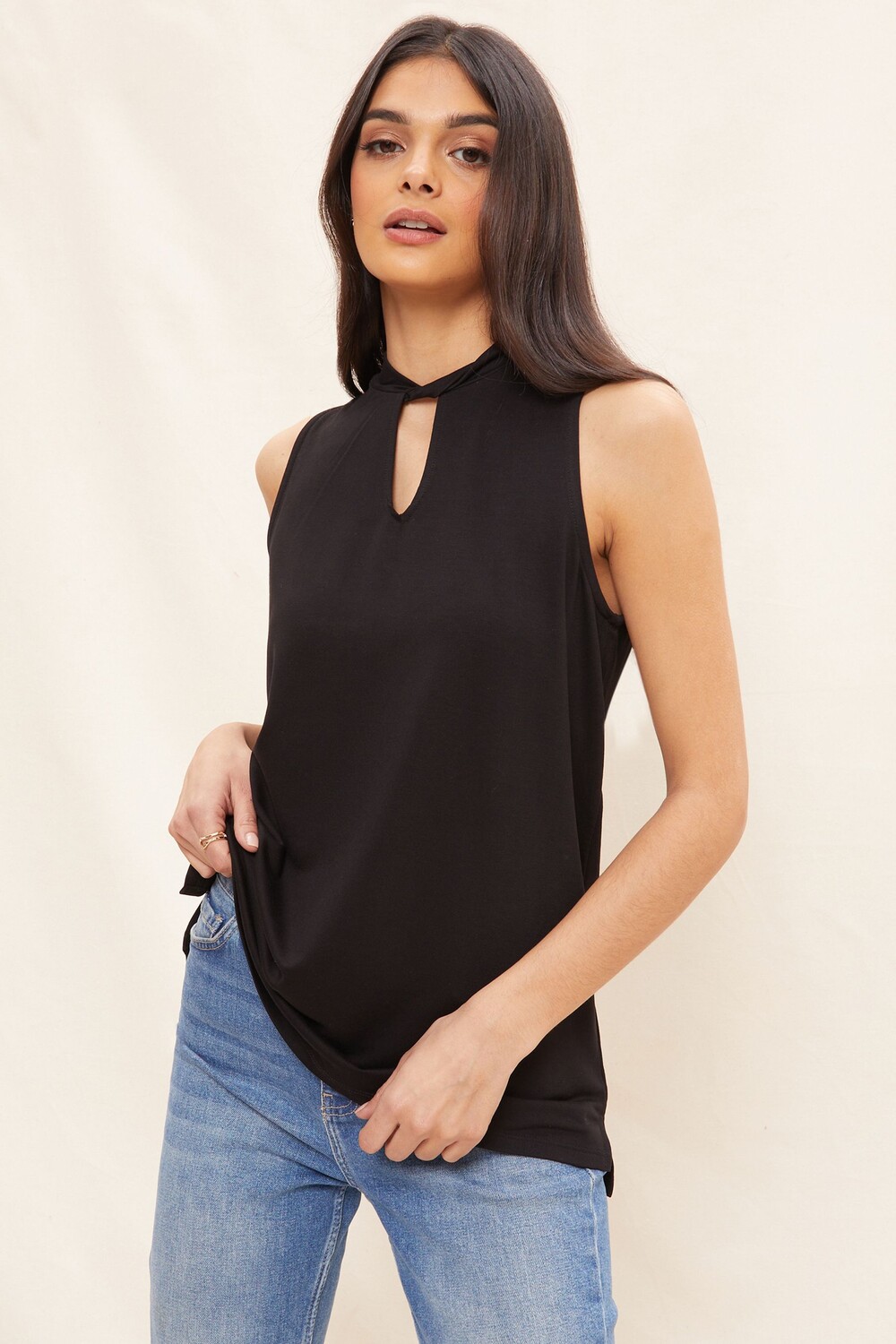 Туника без рукавов с перекрученным вырезом горловины Friends Like These, черный
Туника без рукавов с перекрученным вырезом горловины Friends Like These, черный