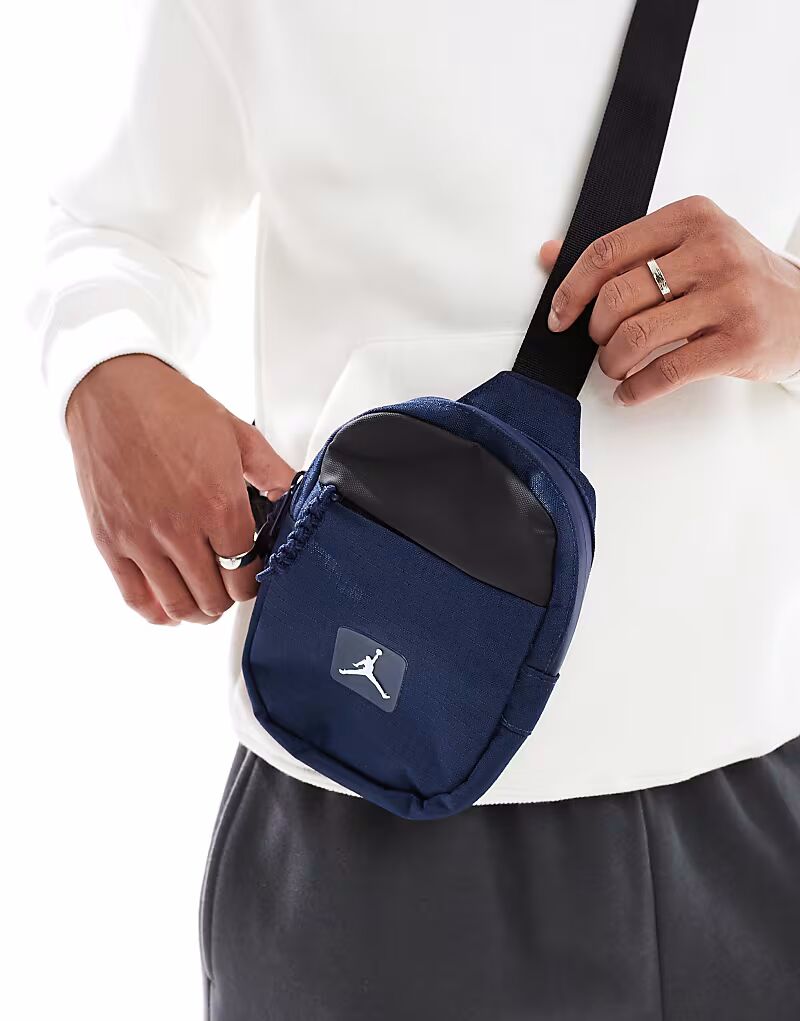 Сумка через плечо с логотипом Jordan темно-синего цвета
Сумка через плечо с логотипом Jordan темно-синего цвета