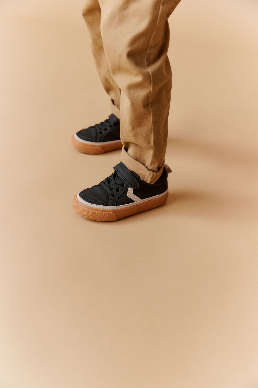 Кроссовки с V-образной вставкой и застежкой-липучкой Next, черный
Кроссовки с V-образной вставкой и застежкой-липучкой Next, черный