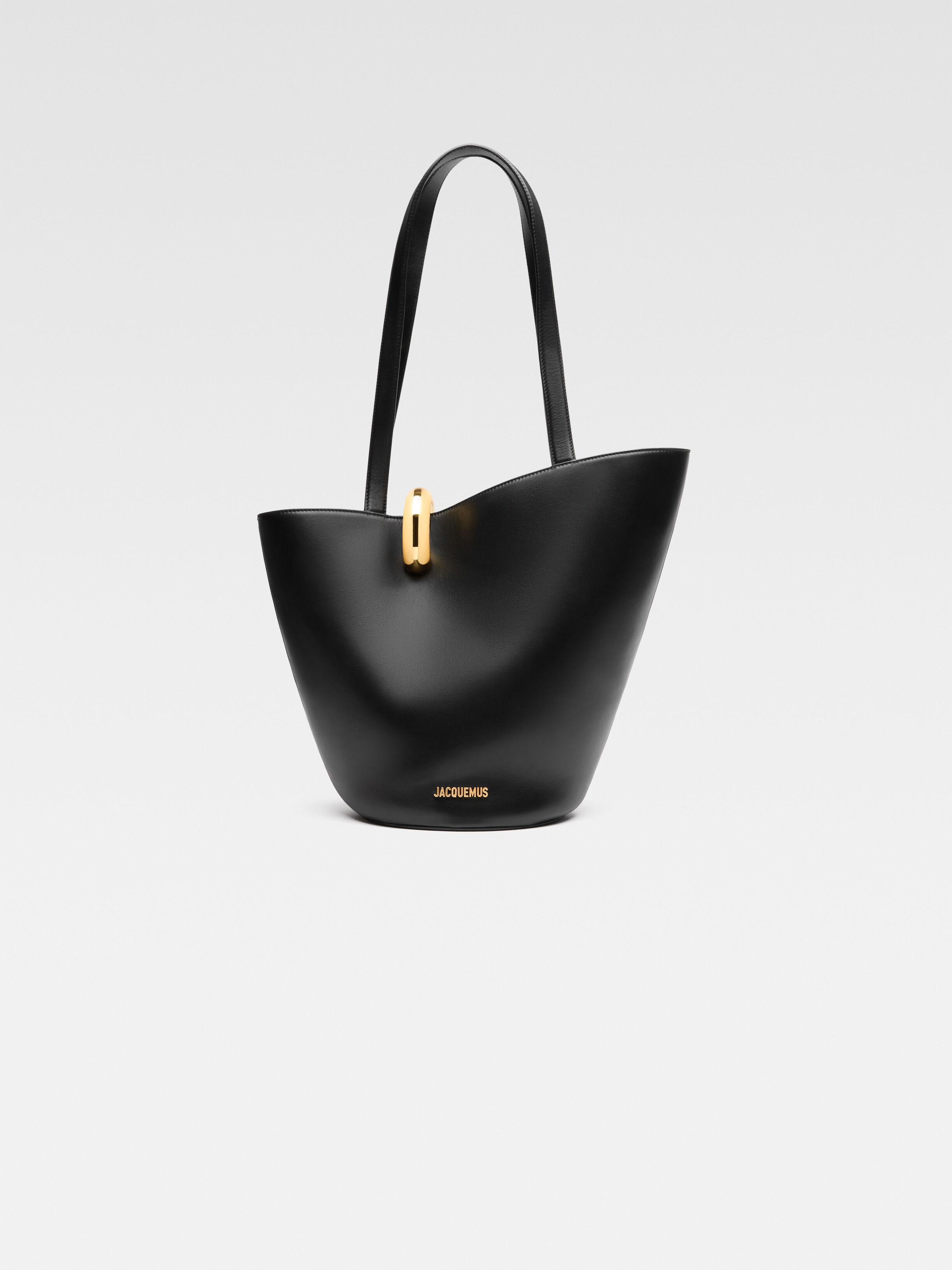 Средняя асимметричная сумка-ведро JACQUEMUS The medium Bambola, черный
Средняя асимметричная сумка-ведро JACQUEMUS The medium Bambola, черный