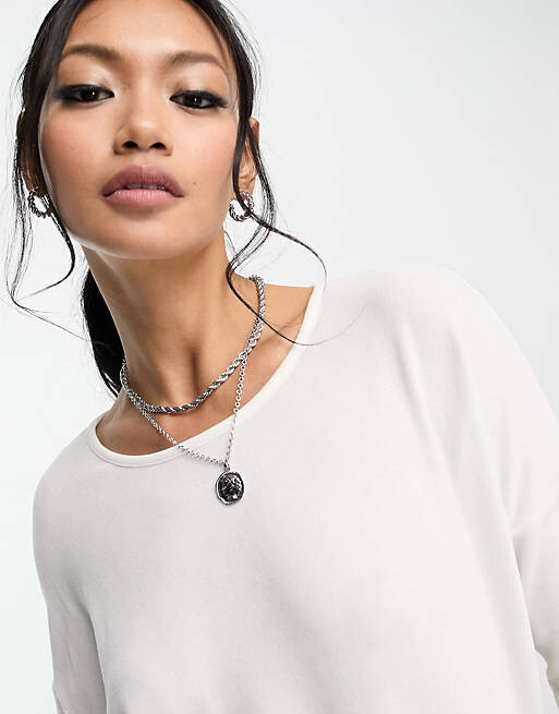 Белый топ с широким воротником и рукавами 3/4.
Белый топ с широким воротником и рукавами 3/4.