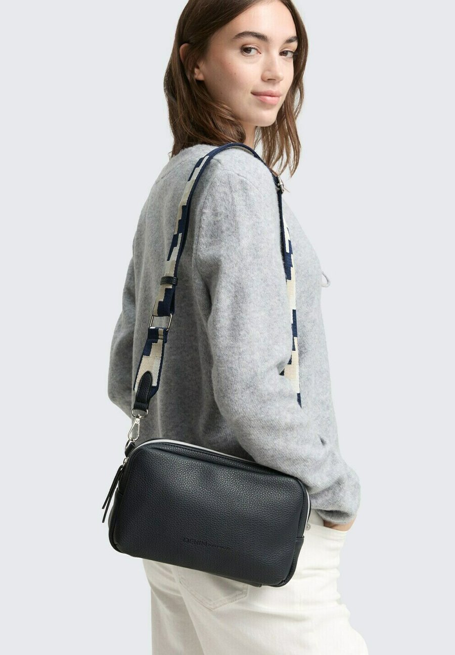 Сумка кросс-боди TOM TAILOR DENIM Cross body bag, Dark Blue
Сумка кросс-боди TOM TAILOR DENIM Cross body bag, Dark Blue
