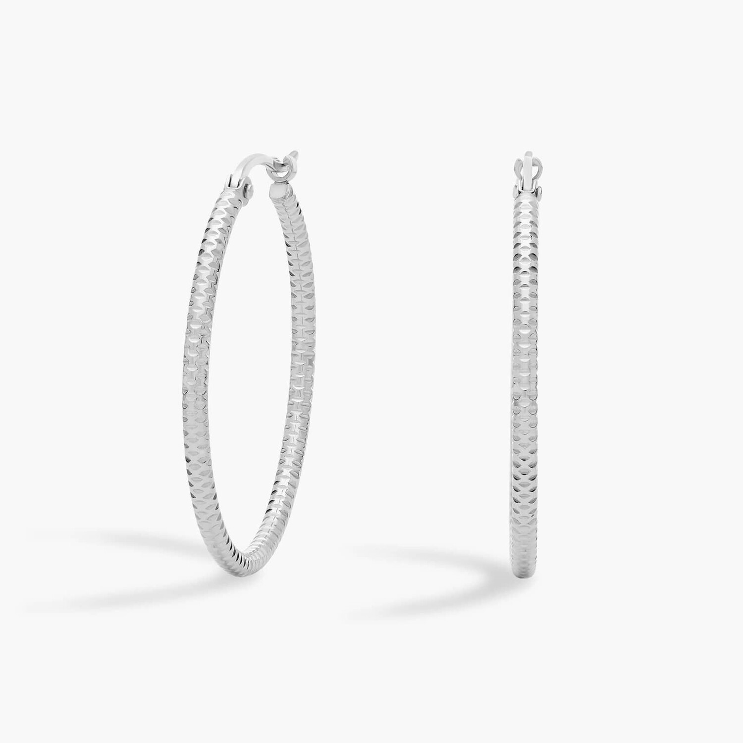 Серьги-кольца средней огранки с мерцающим блеском из платины Blue Nile
Серьги-кольца средней огранки с мерцающим блеском из платины Blue Nile