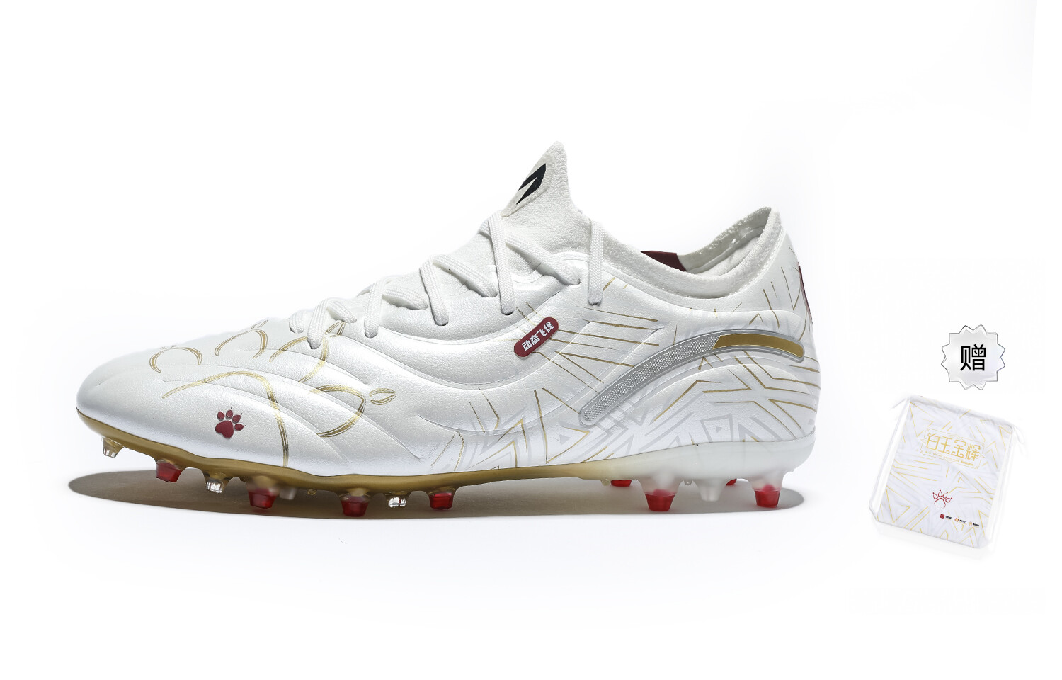 Футбольные бутсы унисекс с низким верхом белые/золотые Kelme
Футбольные бутсы унисекс с низким верхом белые/золотые Kelme