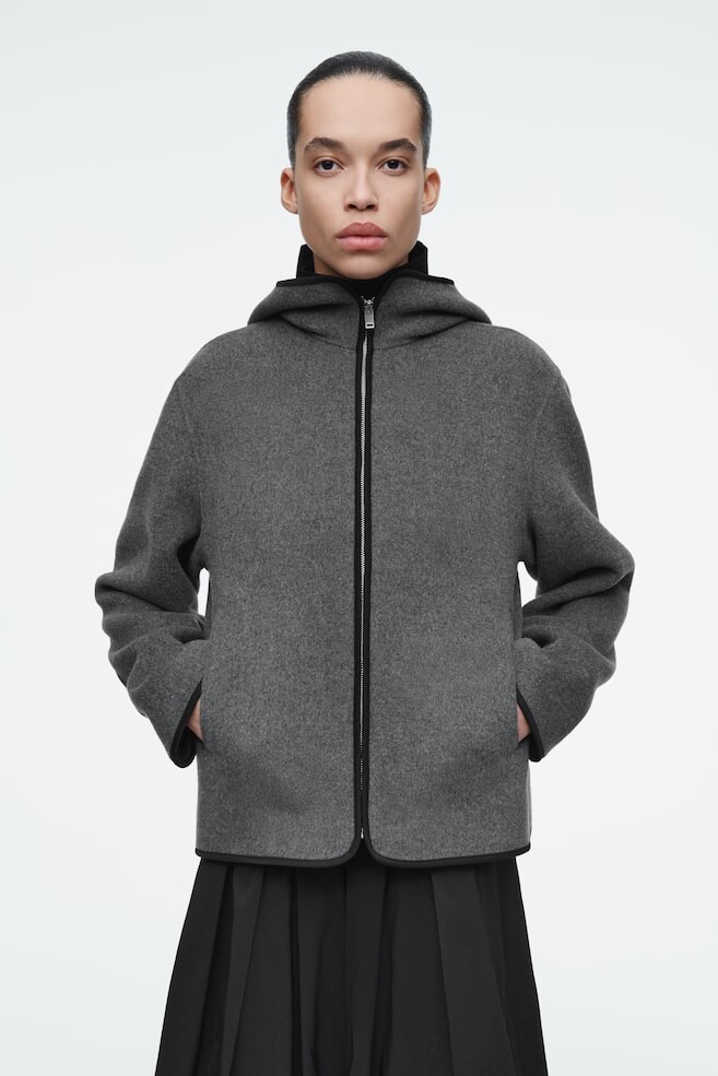 Куртка шерстяная из двухстороннего материала с капюшоном. Cos, серый 
Куртка шерстяная из двухстороннего материала с капюшоном. Cos, серый
