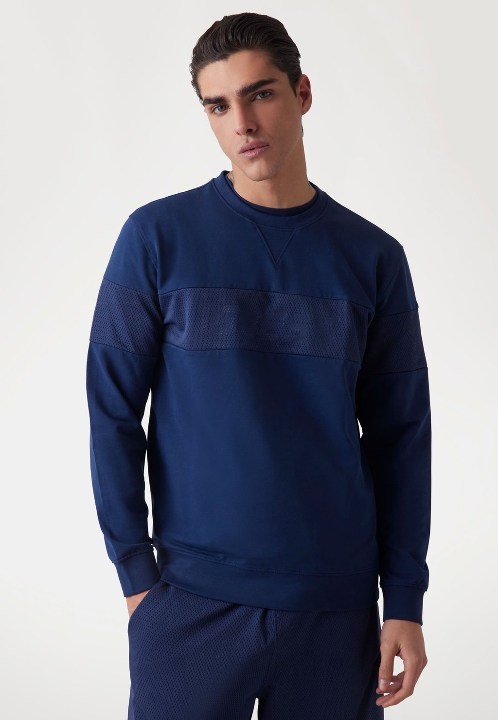 Толстовка LOGO Guess, темно-синий
Толстовка LOGO Guess, темно-синий