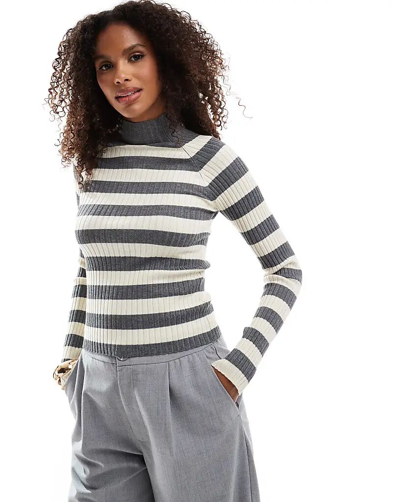 Вязаный джемпер в серо-бежевую полоску Stradivarius
Вязаный джемпер в серо-бежевую полоску Stradivarius