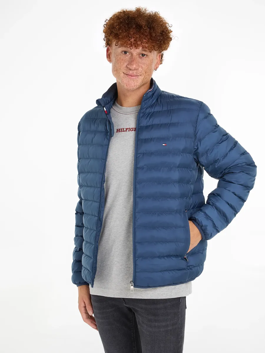 Стеганая куртка Tommy Hilfiger "PACKABLE RECYCLED JACKET" с вышивкой логотипа Tommy Hilfiger, цвет Aegean Sea
Стеганая куртка Tommy Hilfiger "PACKABLE RECYCLED JACKET" с вышивкой логотипа Tommy Hilfiger, цвет Aegean Sea