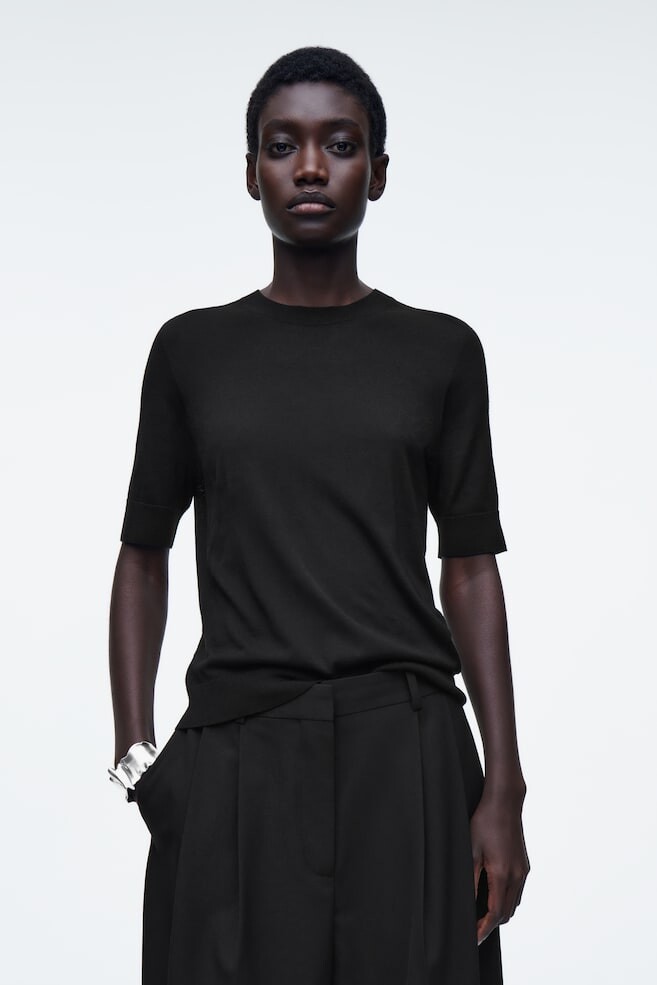 Тонкая футболка из мериносовой шерсти Cos, черный
Тонкая футболка из мериносовой шерсти Cos, черный