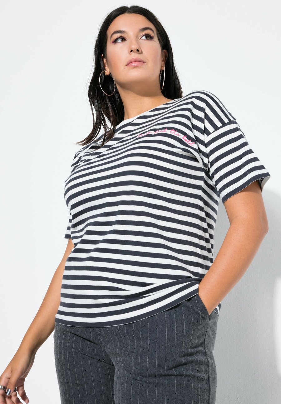 Футболка Studio Untold STRIPED CITY EMBROIDERED SHORT SLEEVE, Asphalt Grey/Grey, Серый, Футболка Studio Untold STRIPED CITY EMBROIDERED SHORT SLEEVE, Asphalt Grey/Grey
Футболка Studio Untold STRIPED CITY EMBROIDERED SHORT SLEEVE, Asphalt Grey/Grey, Серый, Футболка Studio Untold STRIPED CITY EMBROIDERED SHORT SLEEVE, Asphalt Grey/Grey