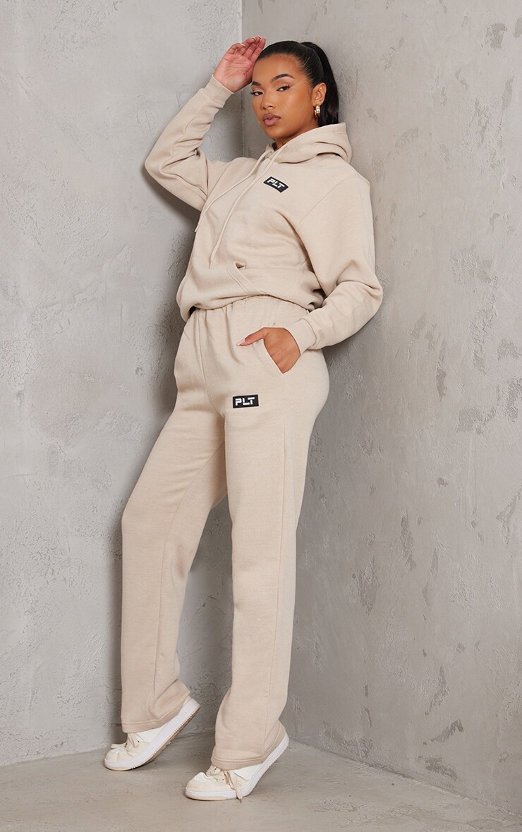 PrettyLittleThing Прямые джоггеры с принтом Sand Badge
PrettyLittleThing Прямые джоггеры с принтом Sand Badge