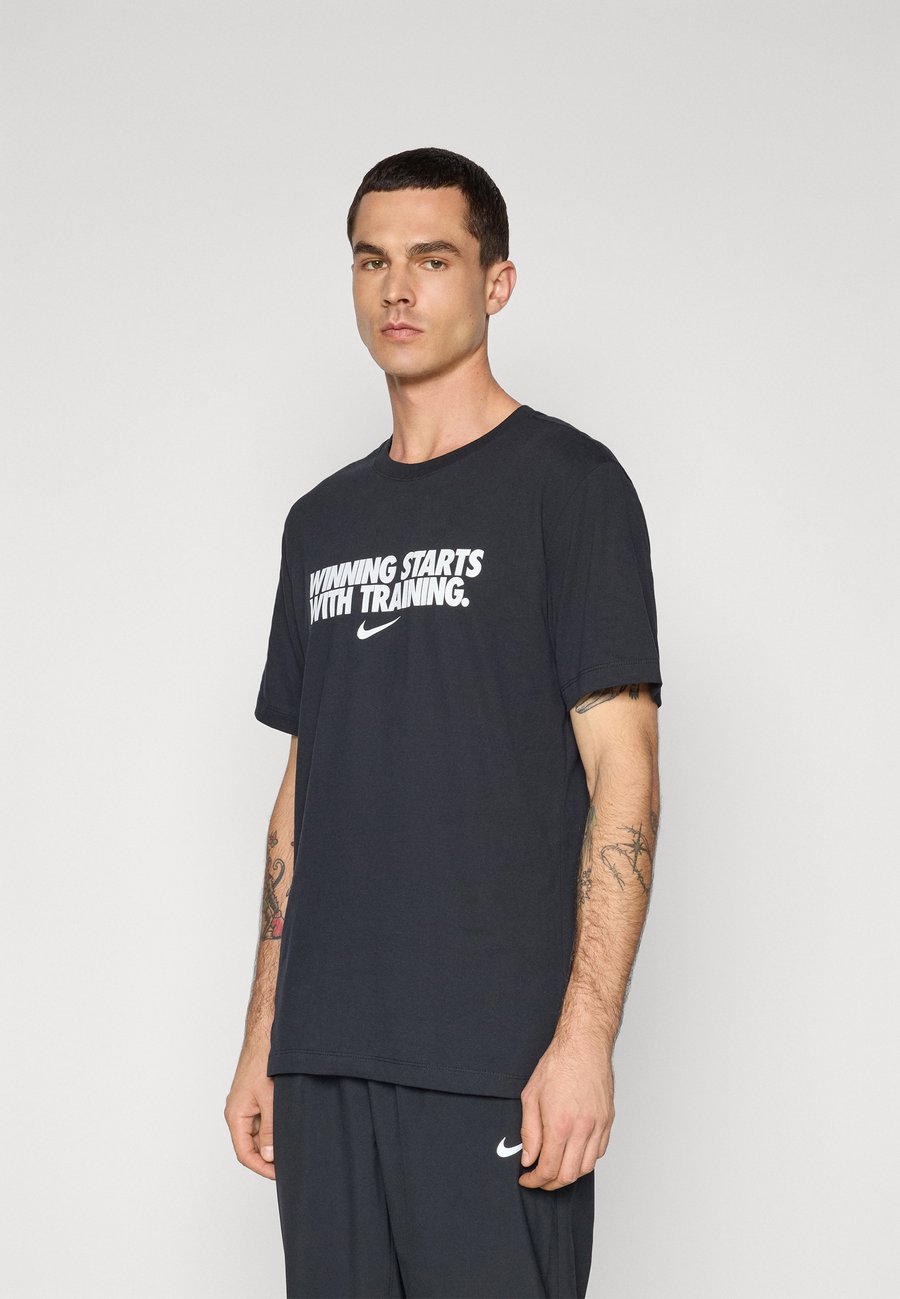 Футболка Nike Performance TEE WINNING, Black, Черный, Футболка Nike Performance TEE WINNING, Black
Футболка Nike Performance TEE WINNING, Black, Черный, Футболка Nike Performance TEE WINNING, Black