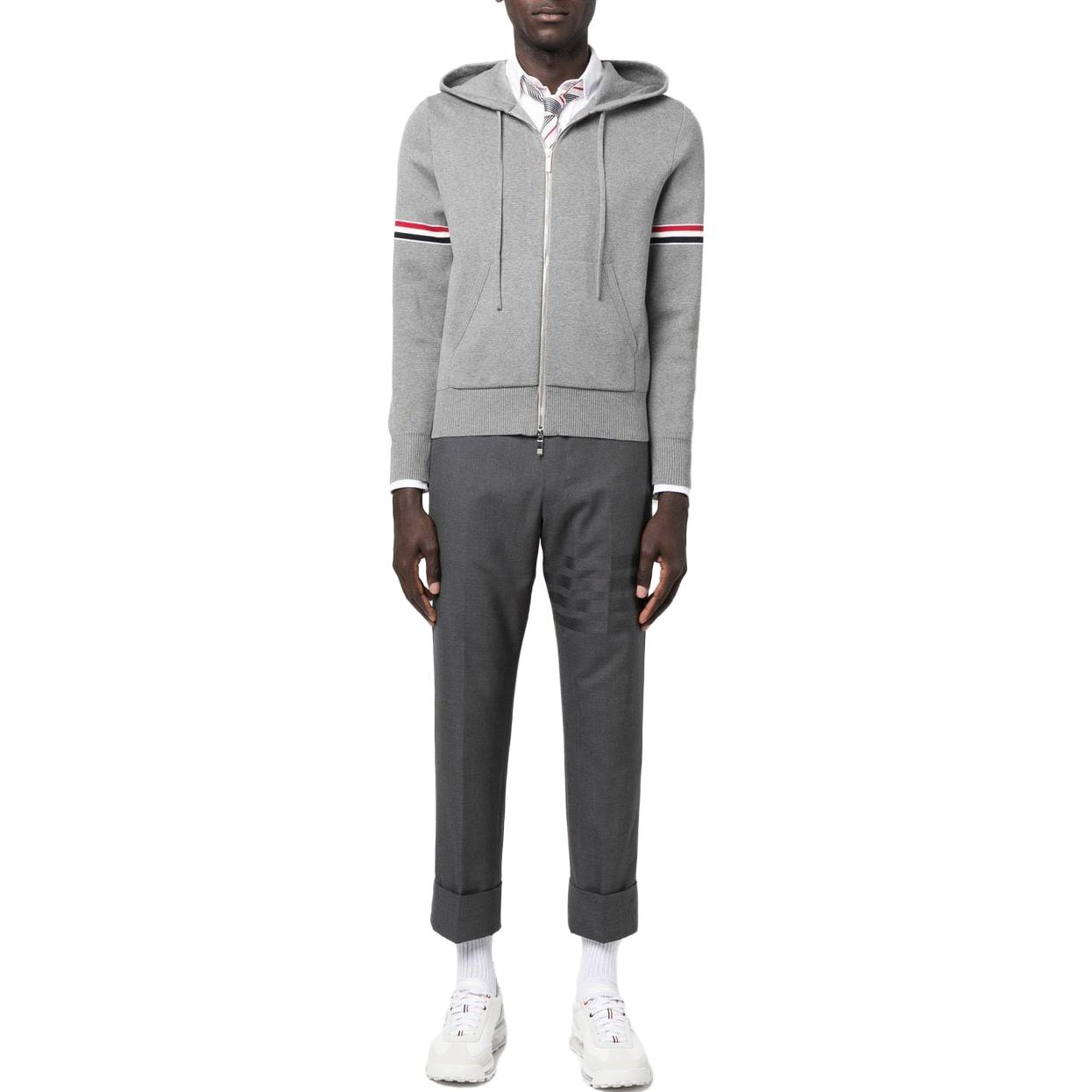 Толстовка с капюшоном на молнии и шнурком THOM BROWNE, светло-серый
Толстовка с капюшоном на молнии и шнурком THOM BROWNE, светло-серый