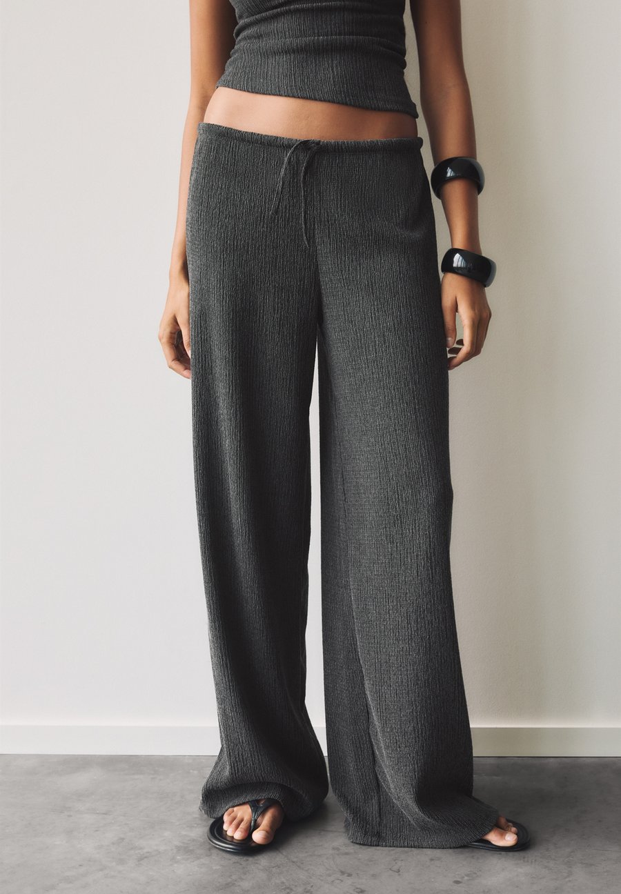 Брюки PULL&BEAR Trousers, Dark Grey
Брюки PULL&BEAR Trousers, Dark Grey