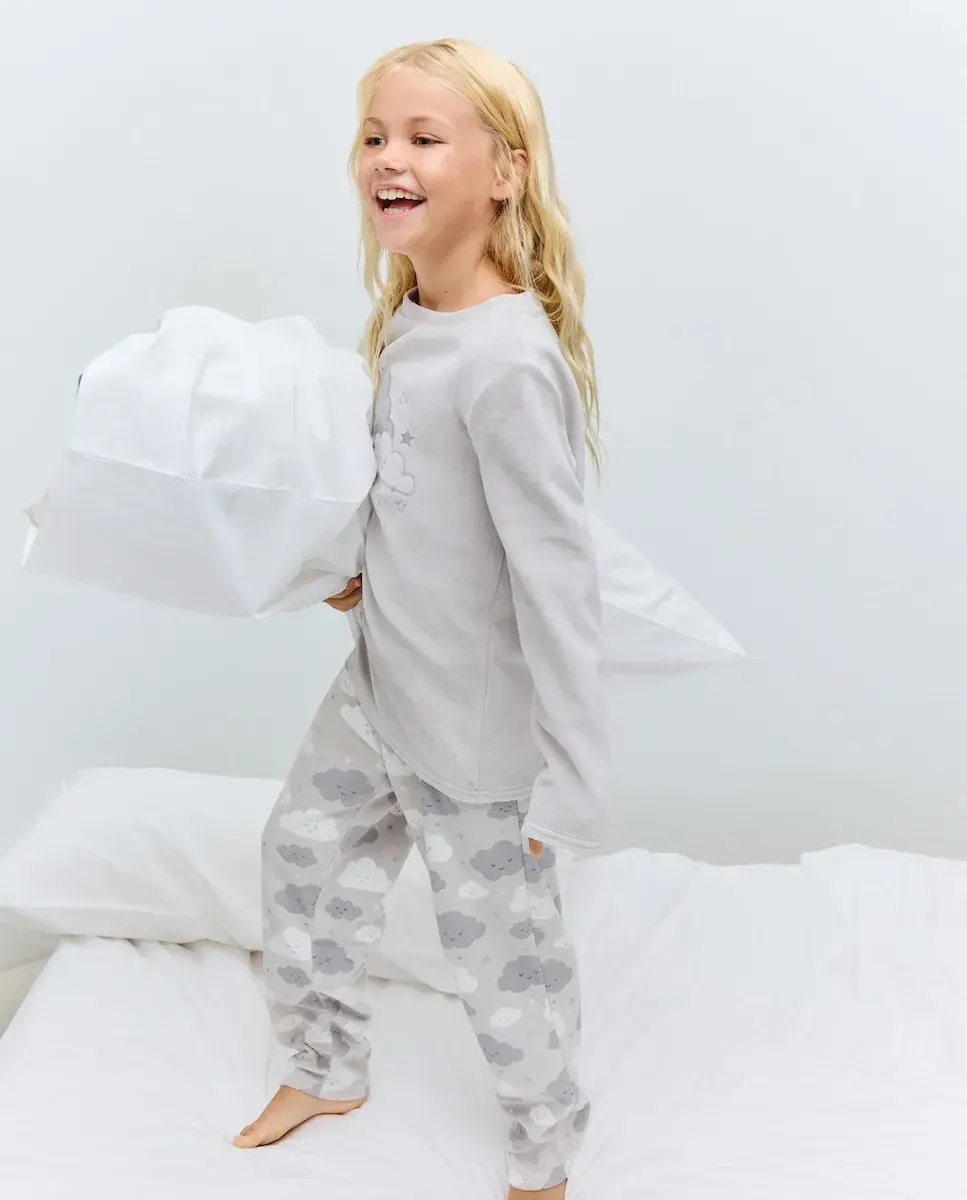 Полный длинный пижамный костюм из велюра с фантазийным принтом для девочки Cotton Juice, черный
Полный длинный пижамный костюм из велюра с фантазийным принтом для девочки Cotton Juice, черный