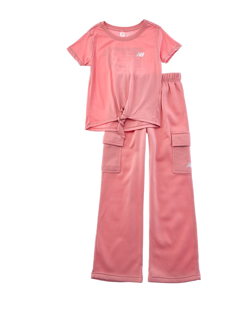 New Balance Комплект из футболки и флисовых карго-брюк, розовый 
New Balance Комплект из футболки и флисовых карго-брюк, розовый