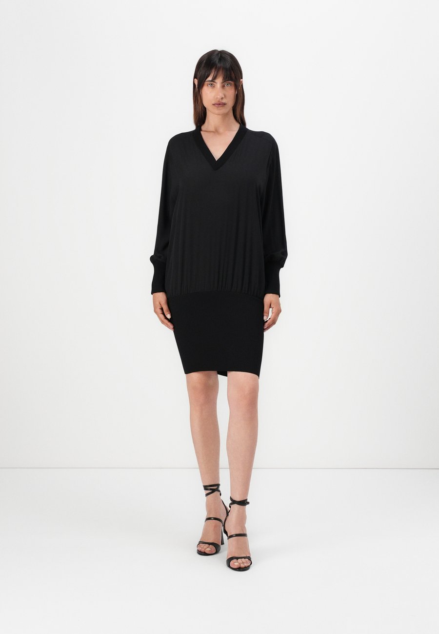 Платье Pinko ALBICOCCA ABITO FLUIDO TECNICO, Nero Limousine/Black
Платье Pinko ALBICOCCA ABITO FLUIDO TECNICO, Nero Limousine/Black