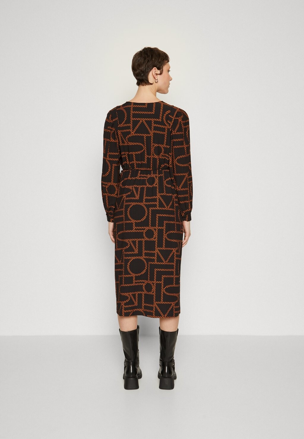 Дневное платье Objhonne Midi Wrap Dress Object, черное/коричневое
Дневное платье Objhonne Midi Wrap Dress Object, черное/коричневое