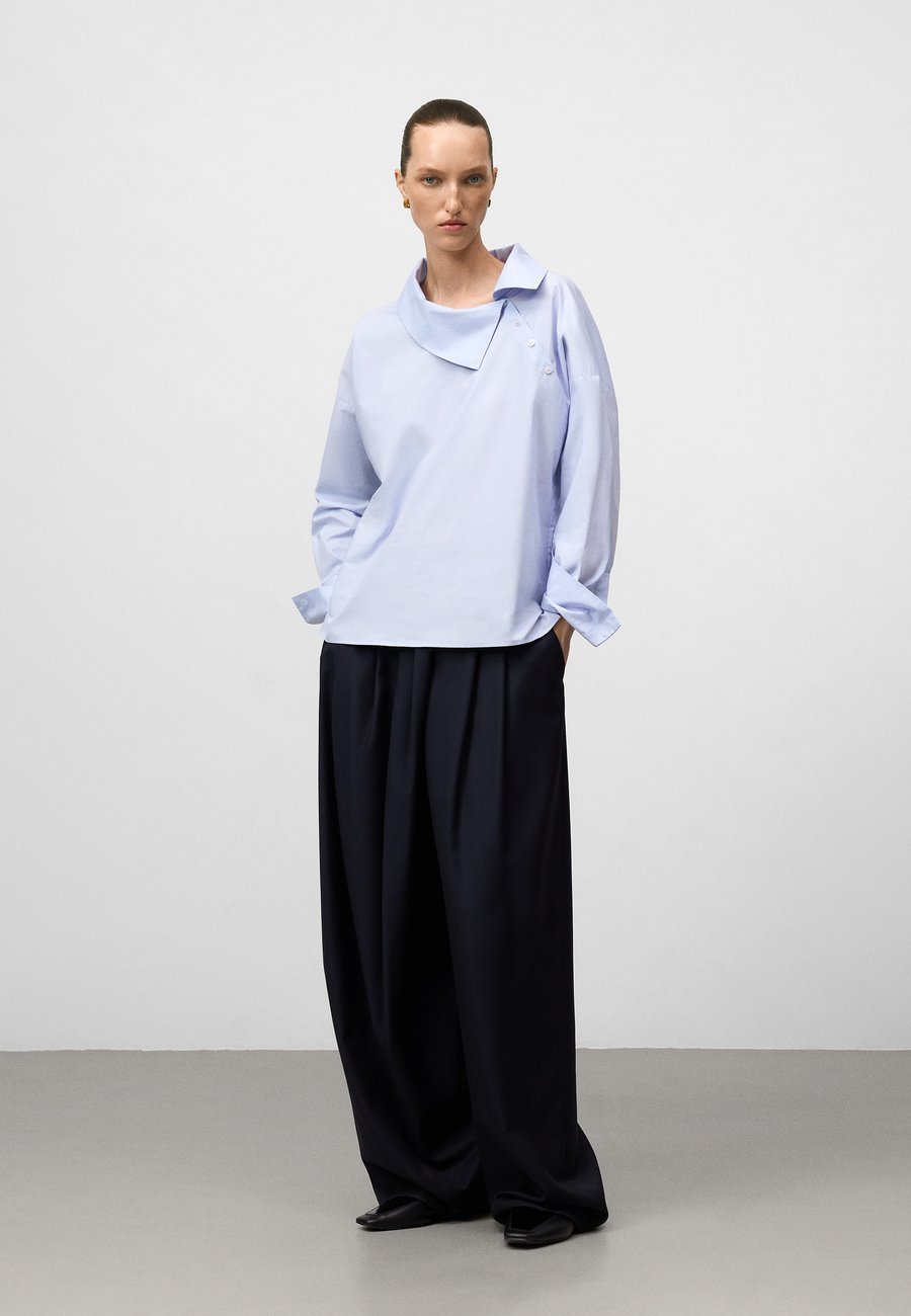 Блуза ADOLFO DOMINGUEZ ADOLFO DOMINGUEZ ASYMMETRICAL LAPEL COLLAR SHIRT WOMAN ASYMMETRICAL LAPEL COLLAR SHIRT WOMAN, Light Blue
Блуза ADOLFO DOMINGUEZ ADOLFO DOMINGUEZ ASYMMETRICAL LAPEL COLLAR SHIRT WOMAN ASYMMETRICAL LAPEL COLLAR SHIRT WOMAN, Light Blue