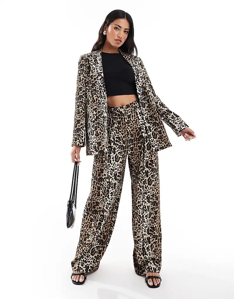 Комбинезон с леопардовым принтом River Island светло-коричневого цвета
Комбинезон с леопардовым принтом River Island светло-коричневого цвета