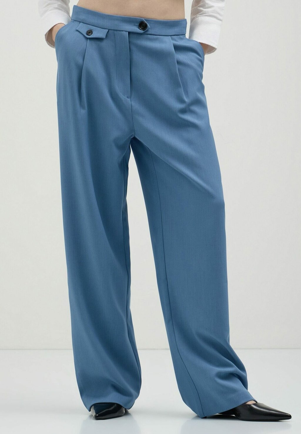 Брюки CON PINCES Calliope, светло-голубой
Брюки CON PINCES Calliope, светло-голубой