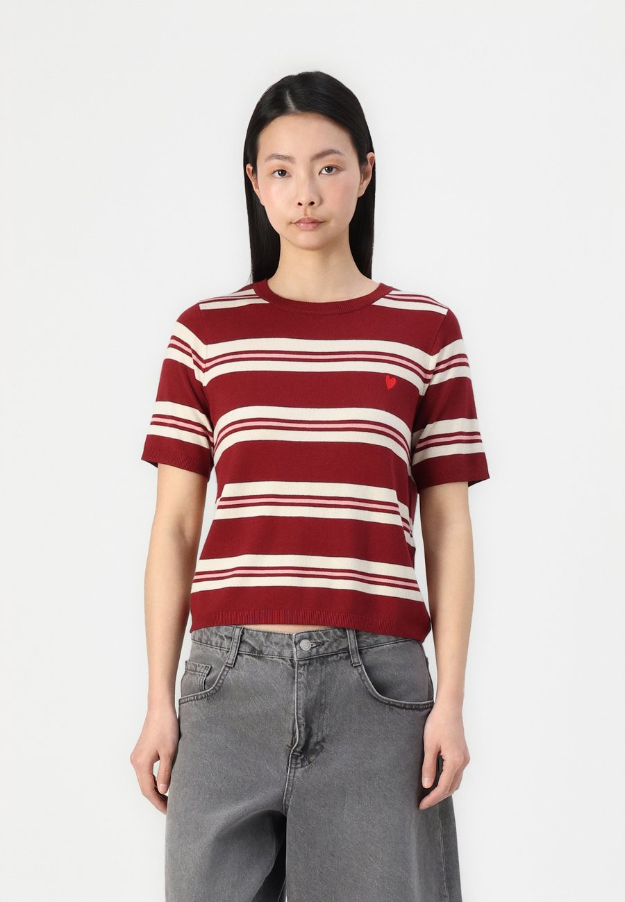 Джемпер Vero Moda VMCARMELIA O-NECK PULLOVER , Syrah/Rose Elgance/Birch/Multi-Coloured
Джемпер Vero Moda VMCARMELIA O-NECK PULLOVER , Syrah/Rose Elgance/Birch/Multi-Coloured