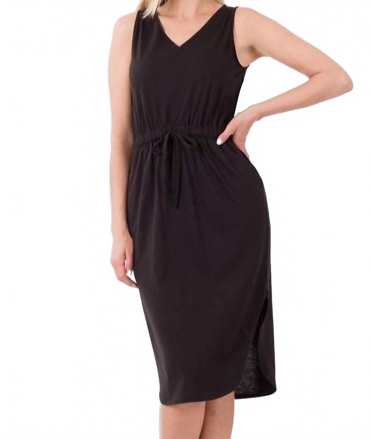 Черное платье с завязками на талии и асимметричным подолом ZENANA
Черное платье с завязками на талии и асимметричным подолом ZENANA