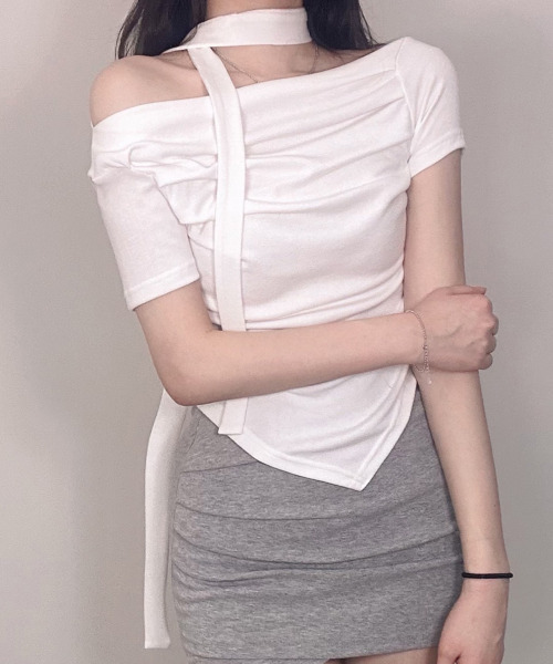 Футболка драпированная с чокером VIVID LADY, цвет слоновая кость
Футболка драпированная с чокером VIVID LADY, цвет слоновая кость