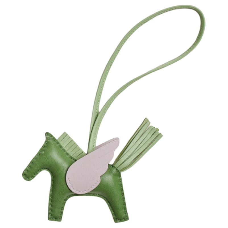 Кожаный кулон женский разноцветный HERMES, зеленый
Кожаный кулон женский разноцветный HERMES, зеленый