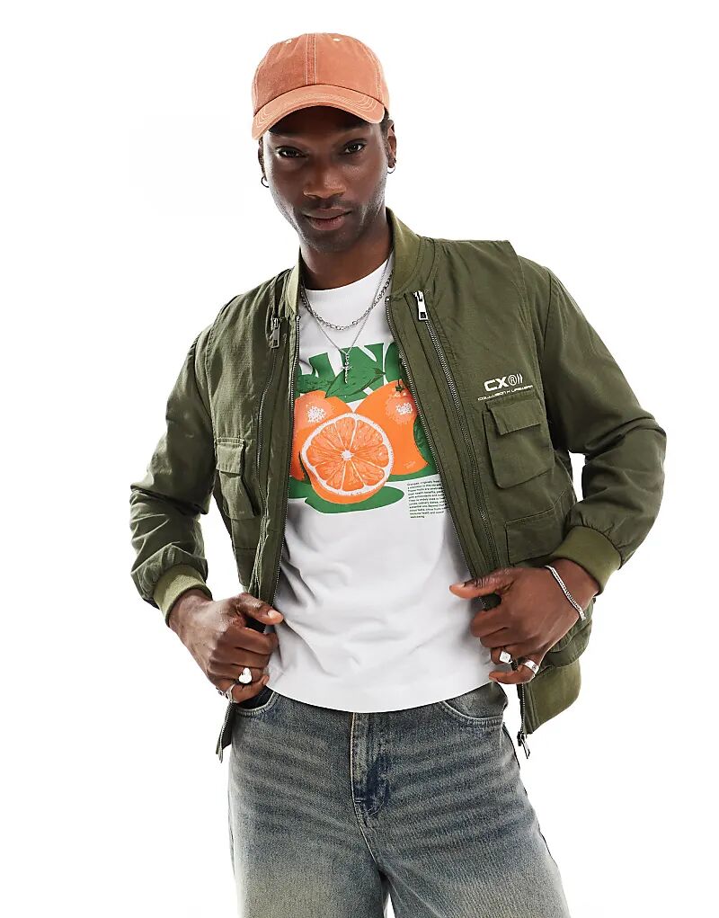 COLLUSION 2 в 1 куртка-бомбер из стираной ткани рипстоп со съемным жилетом цвета хаки
COLLUSION 2 в 1 куртка-бомбер из стираной ткани рипстоп со съемным жилетом цвета хаки