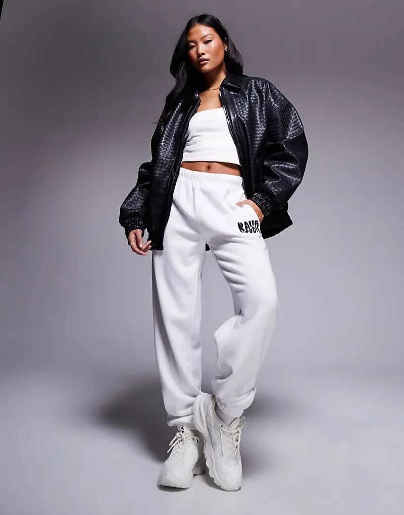 Джоггеры Studio Petite с манжетами и волнистым логотипом в кремовом и черном цвете Kaiia
Джоггеры Studio Petite с манжетами и волнистым логотипом в кремовом и черном цвете Kaiia