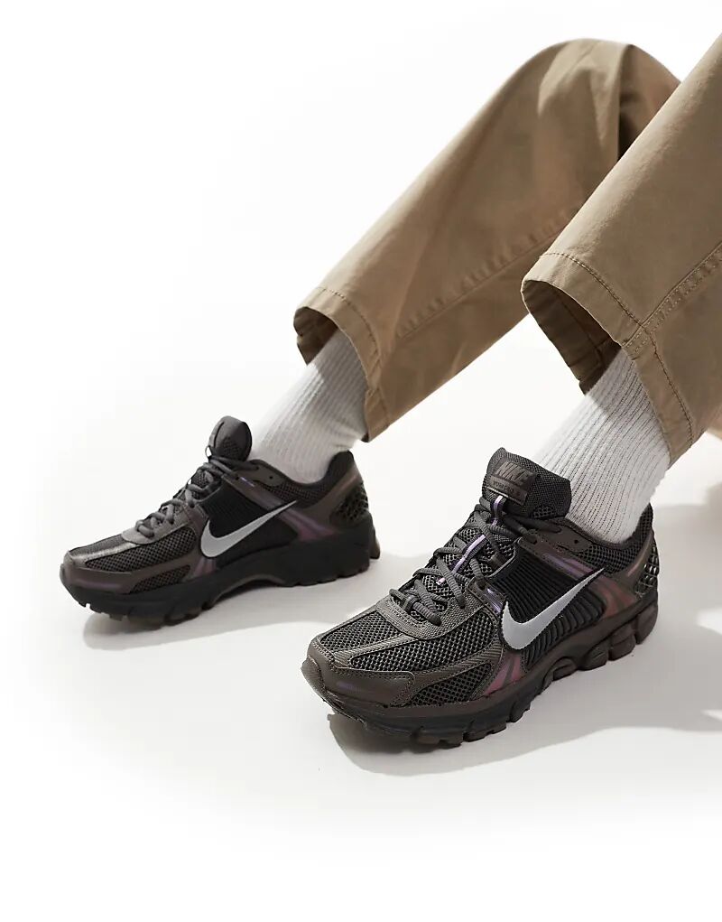 Кроссовки Zoom Vomero 5 в цвете камень и металлик серебристый Nike
Кроссовки Zoom Vomero 5 в цвете камень и металлик серебристый Nike