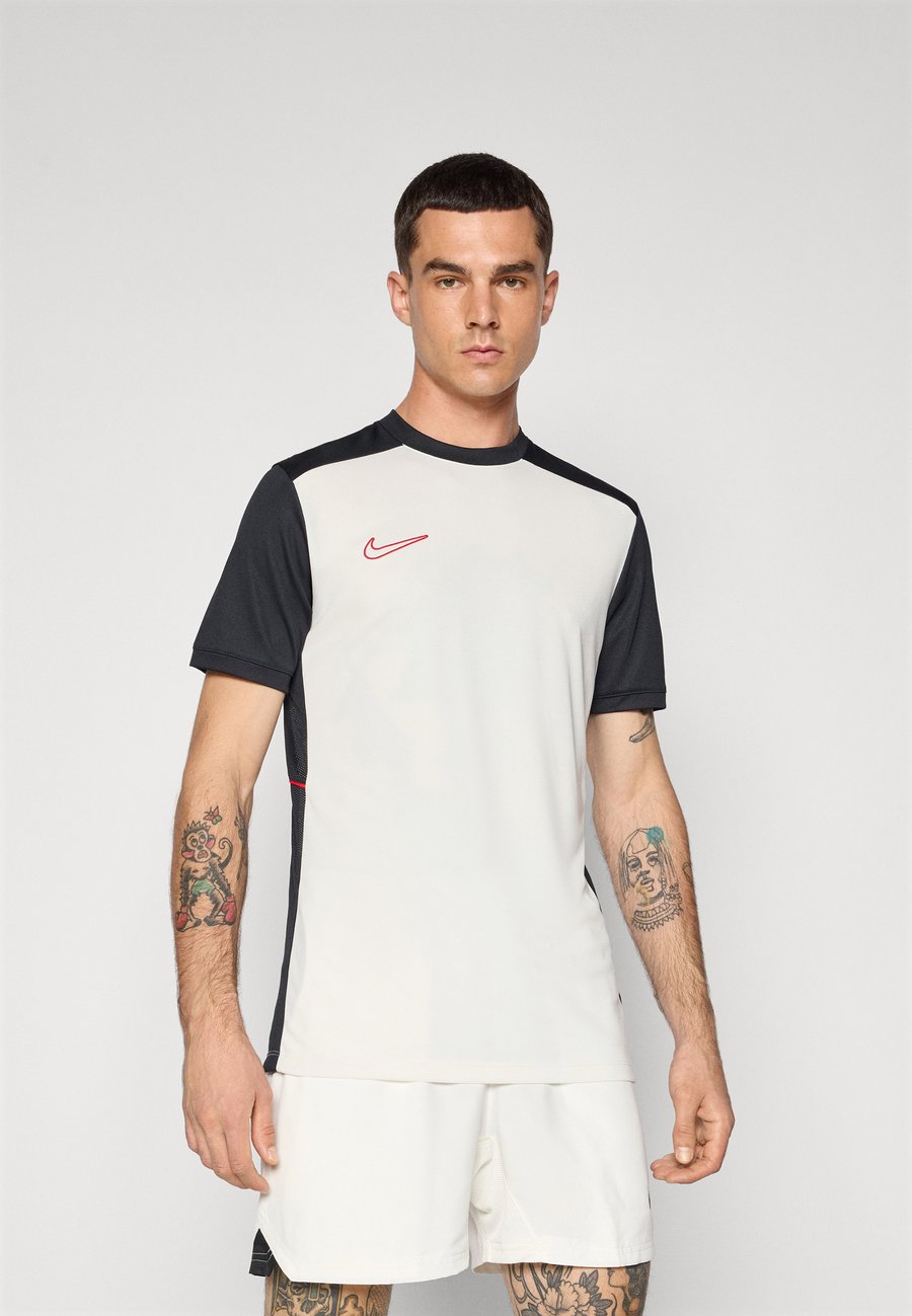 Спортивная футболка Nike Performance TOP, Sail/Black/University Red/Off-White
Спортивная футболка Nike Performance TOP, Sail/Black/University Red/Off-White
