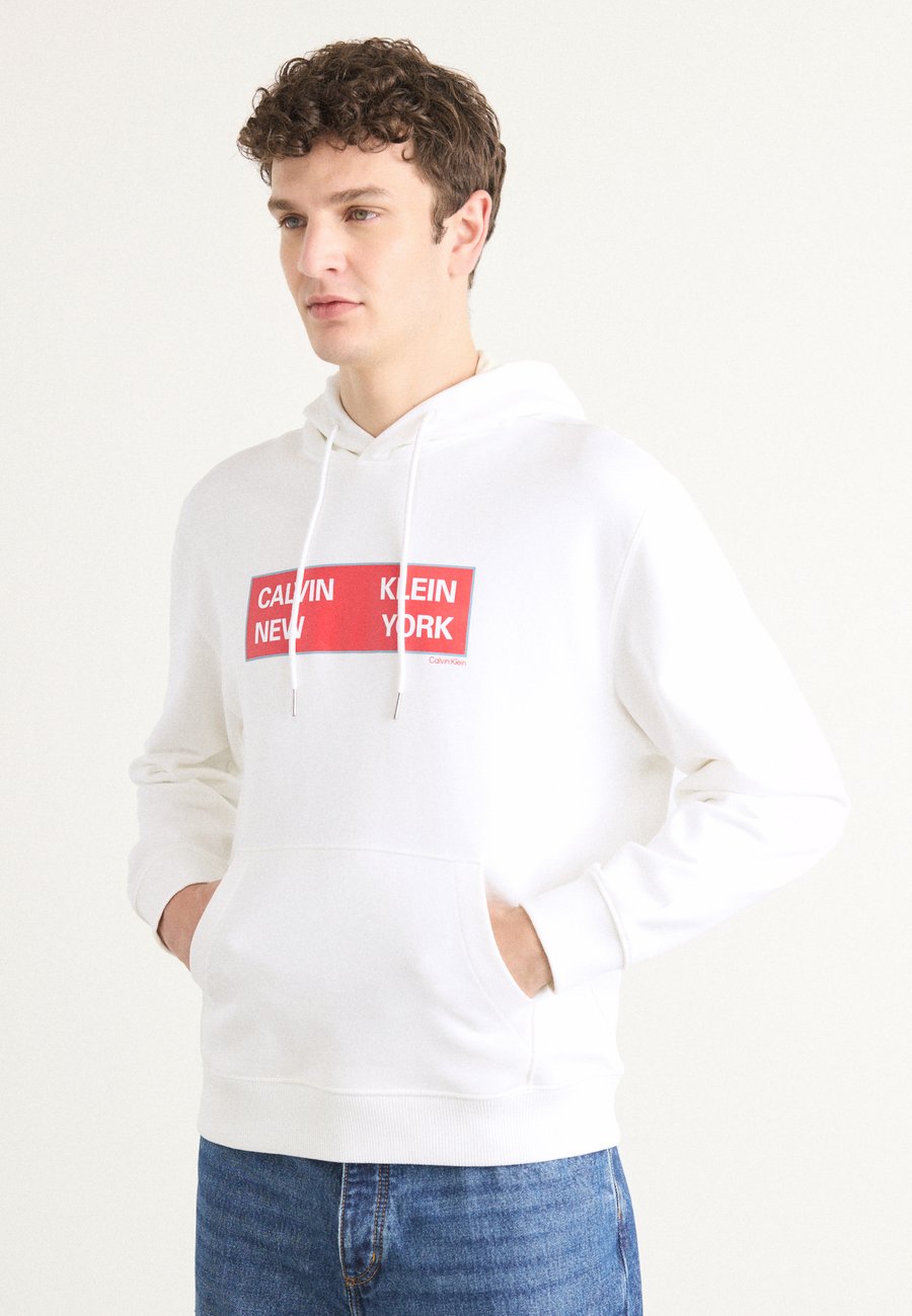 Худи Calvin Klein Jeans BOX GRAPHIC, Bright White/White, Белый, Худи Calvin Klein Jeans BOX GRAPHIC, Bright White/White
Худи Calvin Klein Jeans BOX GRAPHIC, Bright White/White, Белый, Худи Calvin Klein Jeans BOX GRAPHIC, Bright White/White