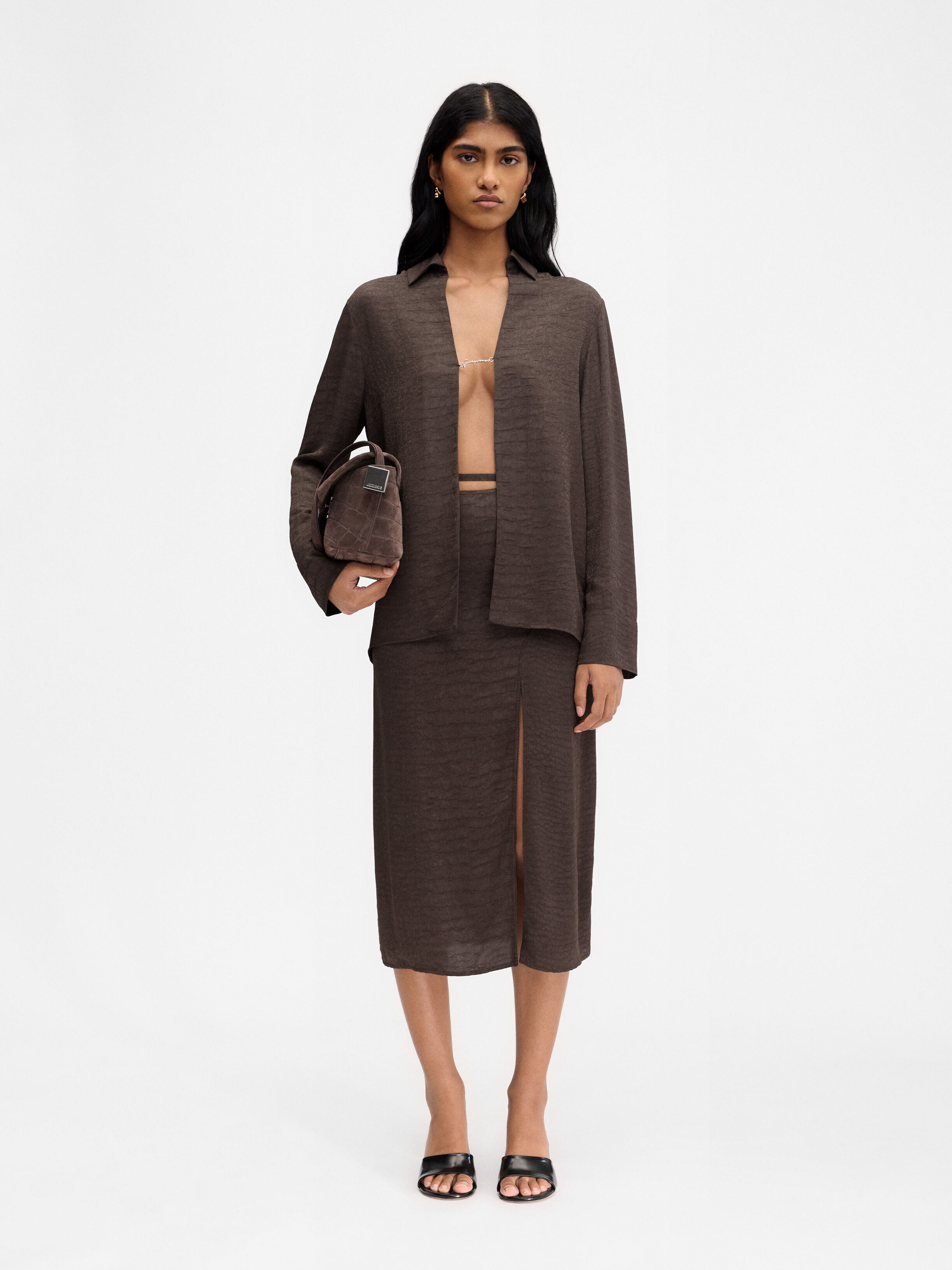 Открытая рубашка с подвеской-логотипом JACQUEMUS The Notte shirt, цвет Croco Brown
Открытая рубашка с подвеской-логотипом JACQUEMUS The Notte shirt, цвет Croco Brown