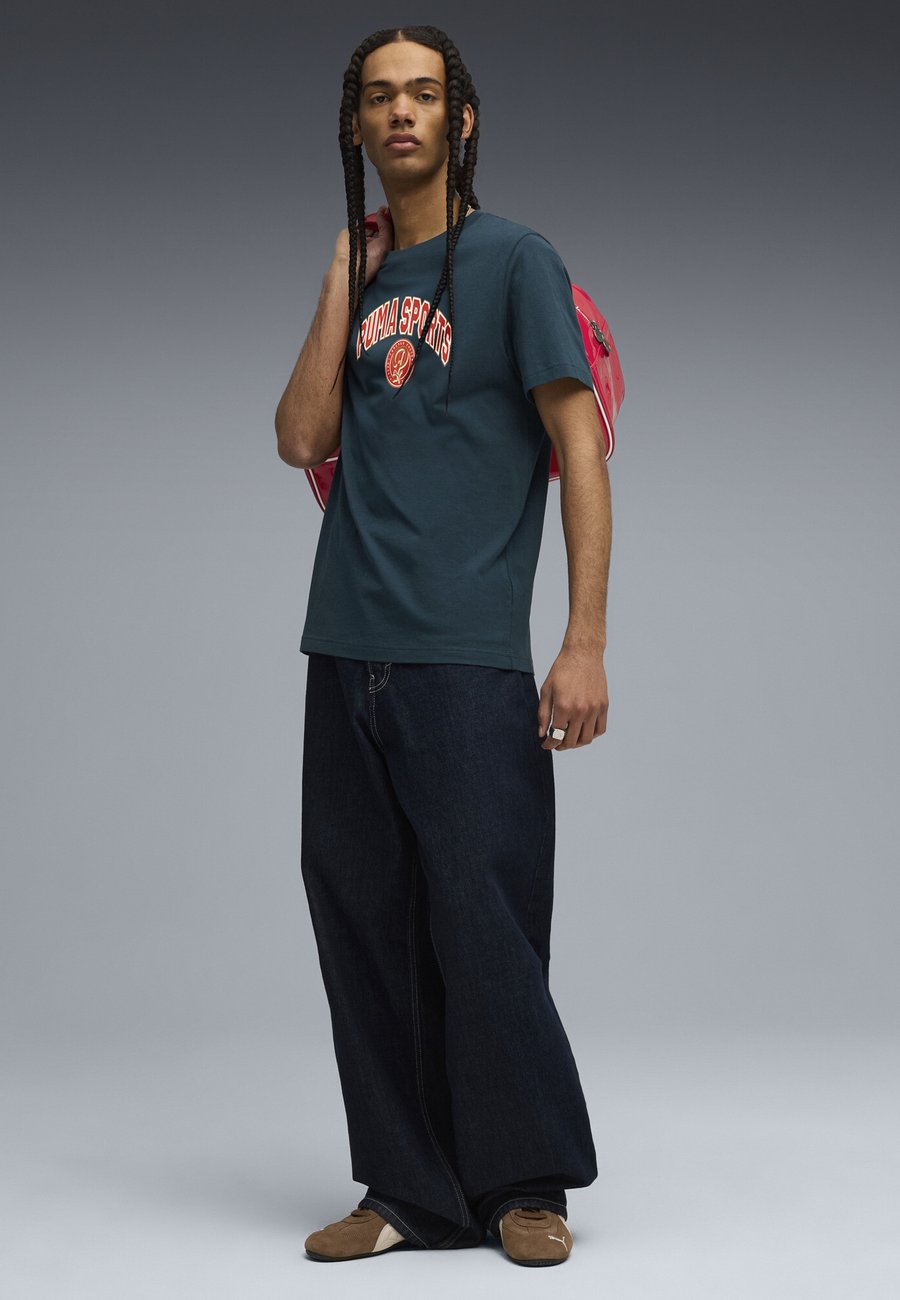 Футболка Puma WARDROBE ESSENTIALS LEGACY, Green Terrain/Green, Зеленый, Футболка Puma WARDROBE ESSENTIALS LEGACY, Green Terrain/Green
Футболка Puma WARDROBE ESSENTIALS LEGACY, Green Terrain/Green, Зеленый, Футболка Puma WARDROBE ESSENTIALS LEGACY, Green Terrain/Green