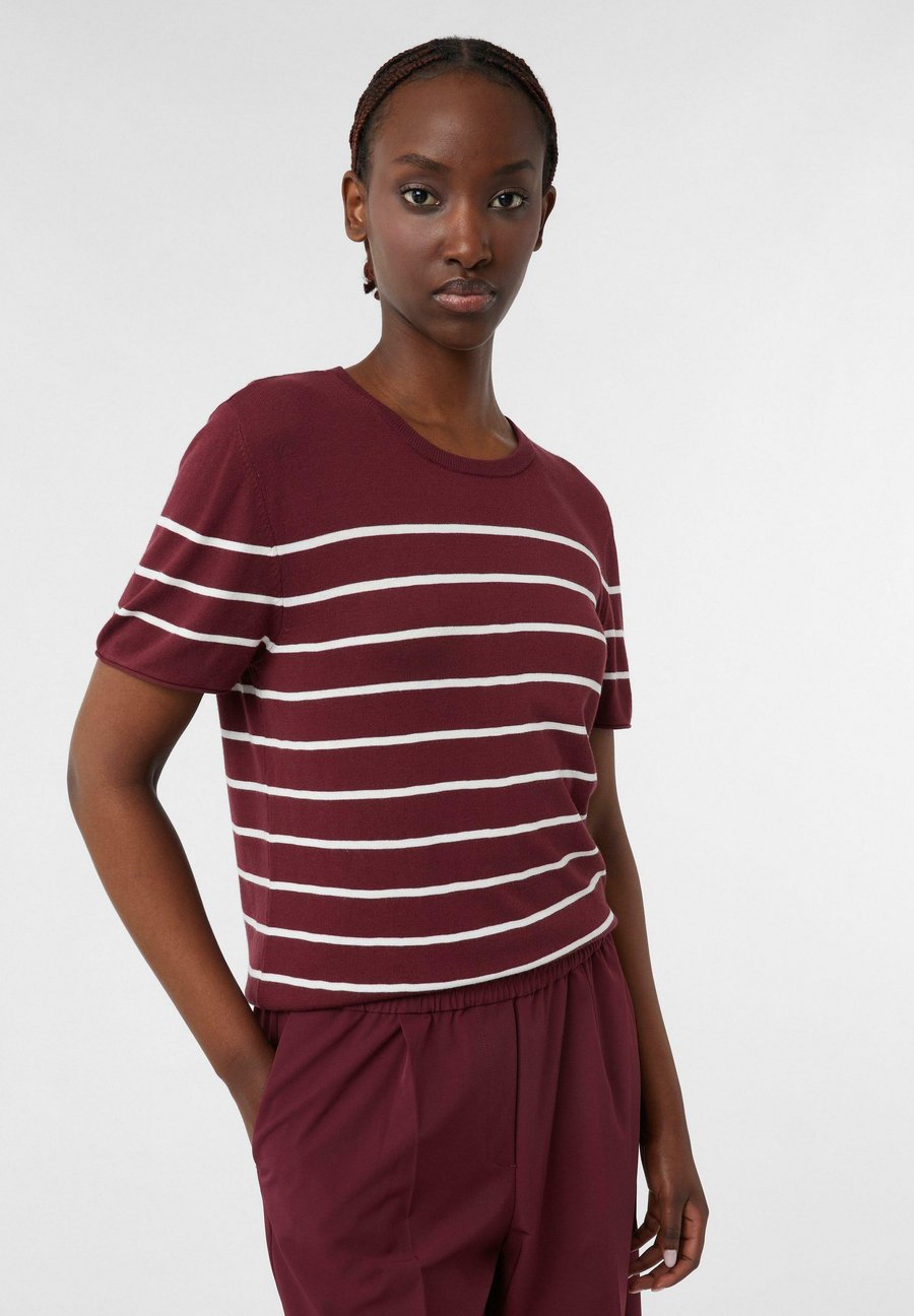 Футболка comma casual identity KURZARM-STRICKPULLOVER MIT STREIFENMUSTER UND ROLLSAUM, Bordeaux
Футболка comma casual identity KURZARM-STRICKPULLOVER MIT STREIFENMUSTER UND ROLLSAUM, Bordeaux