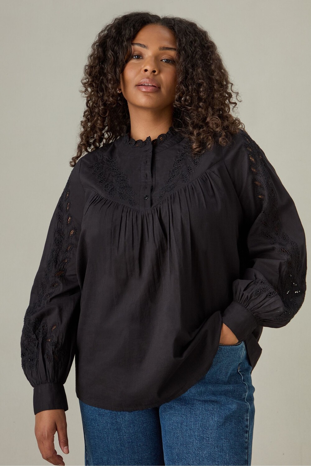 Блузка из 100% хлопка с изогнутым вырезом и деталью работы Live Unlimited, черный
Блузка из 100% хлопка с изогнутым вырезом и деталью работы Live Unlimited, черный