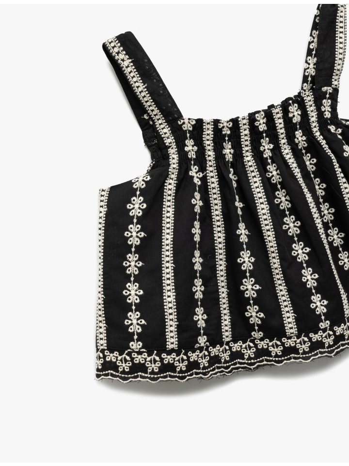 Черная блузка с узором KOTON
Черная блузка с узором KOTON