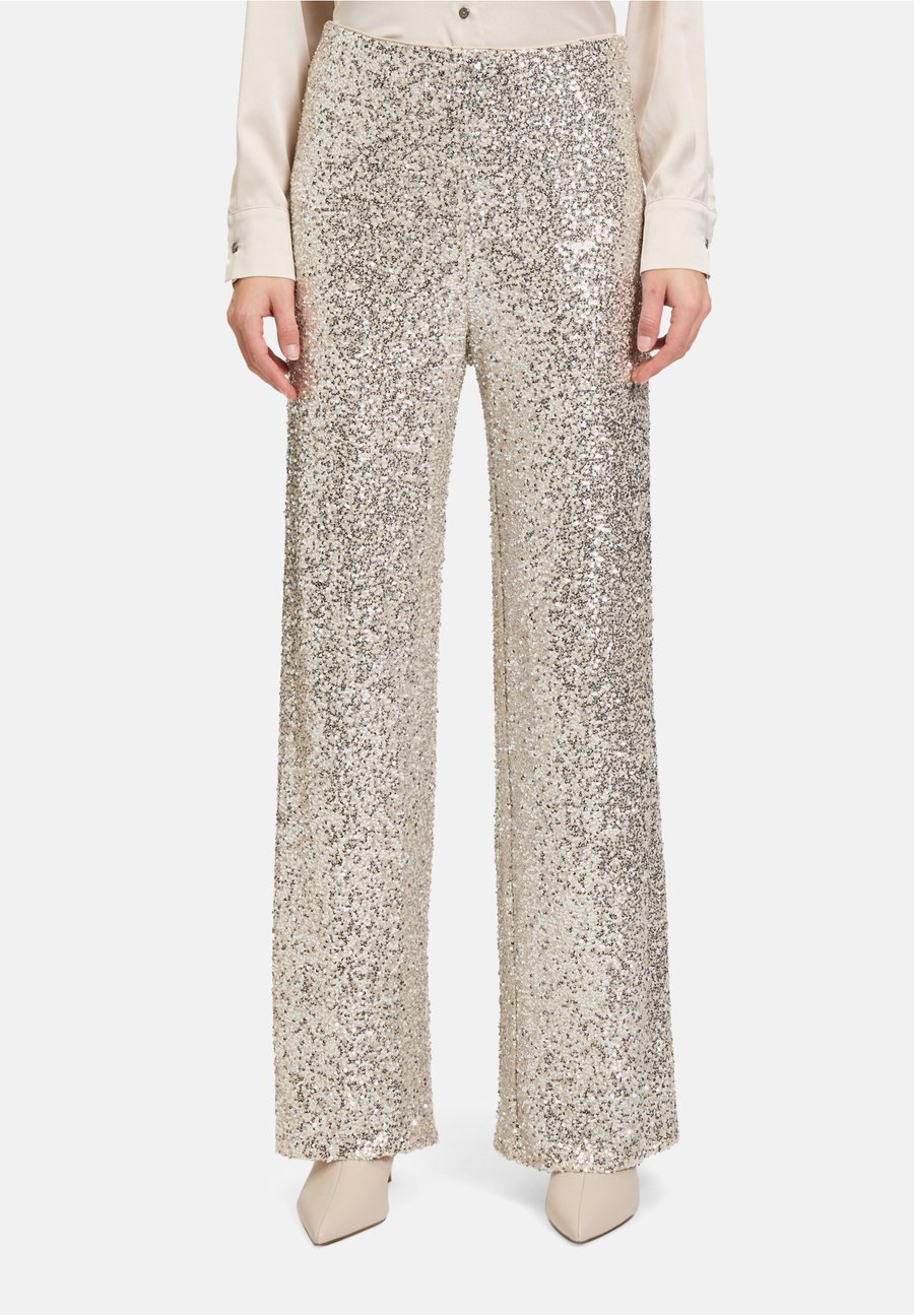 Брюки Betty & Co SCHLUPF MIT PAILLETTEN, Cream Silver/White
Брюки Betty & Co SCHLUPF MIT PAILLETTEN, Cream Silver/White