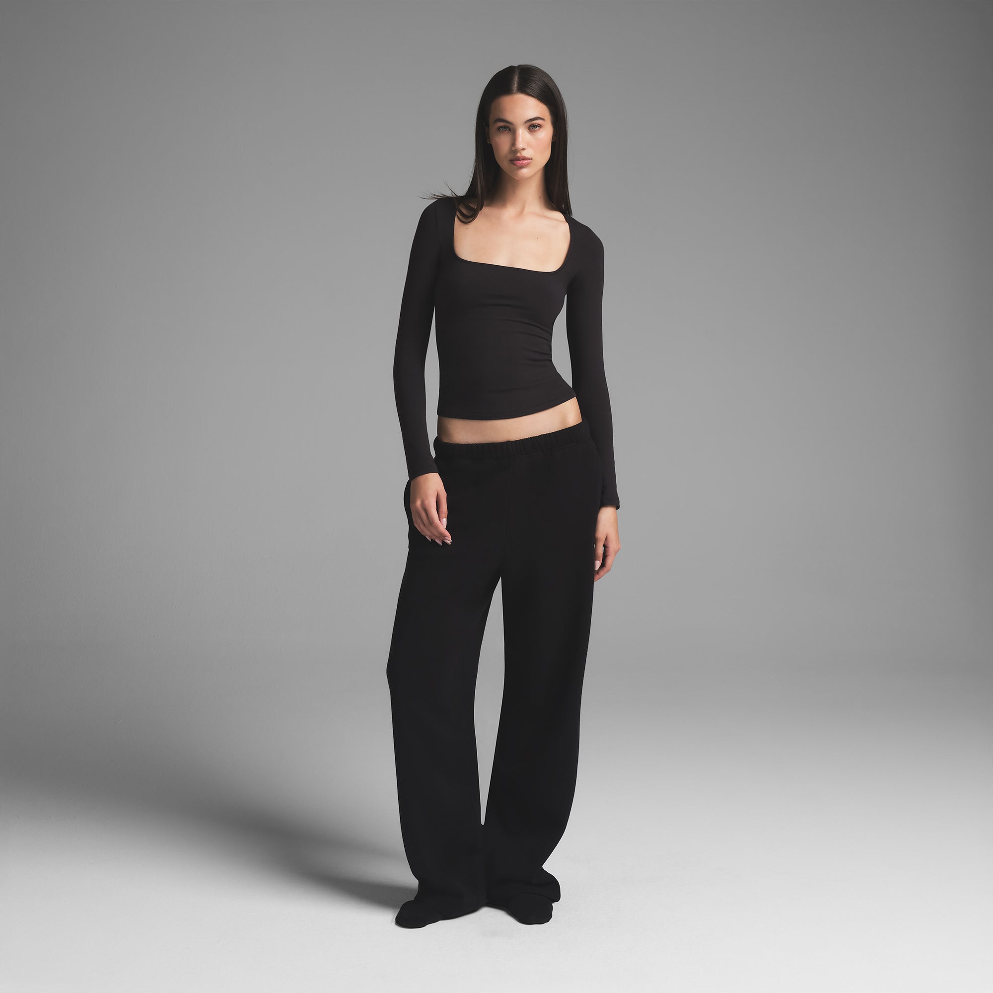 Топ с круглым вырезом и длинными рукавами SKIMS, цвет soot
Топ с круглым вырезом и длинными рукавами SKIMS, цвет soot