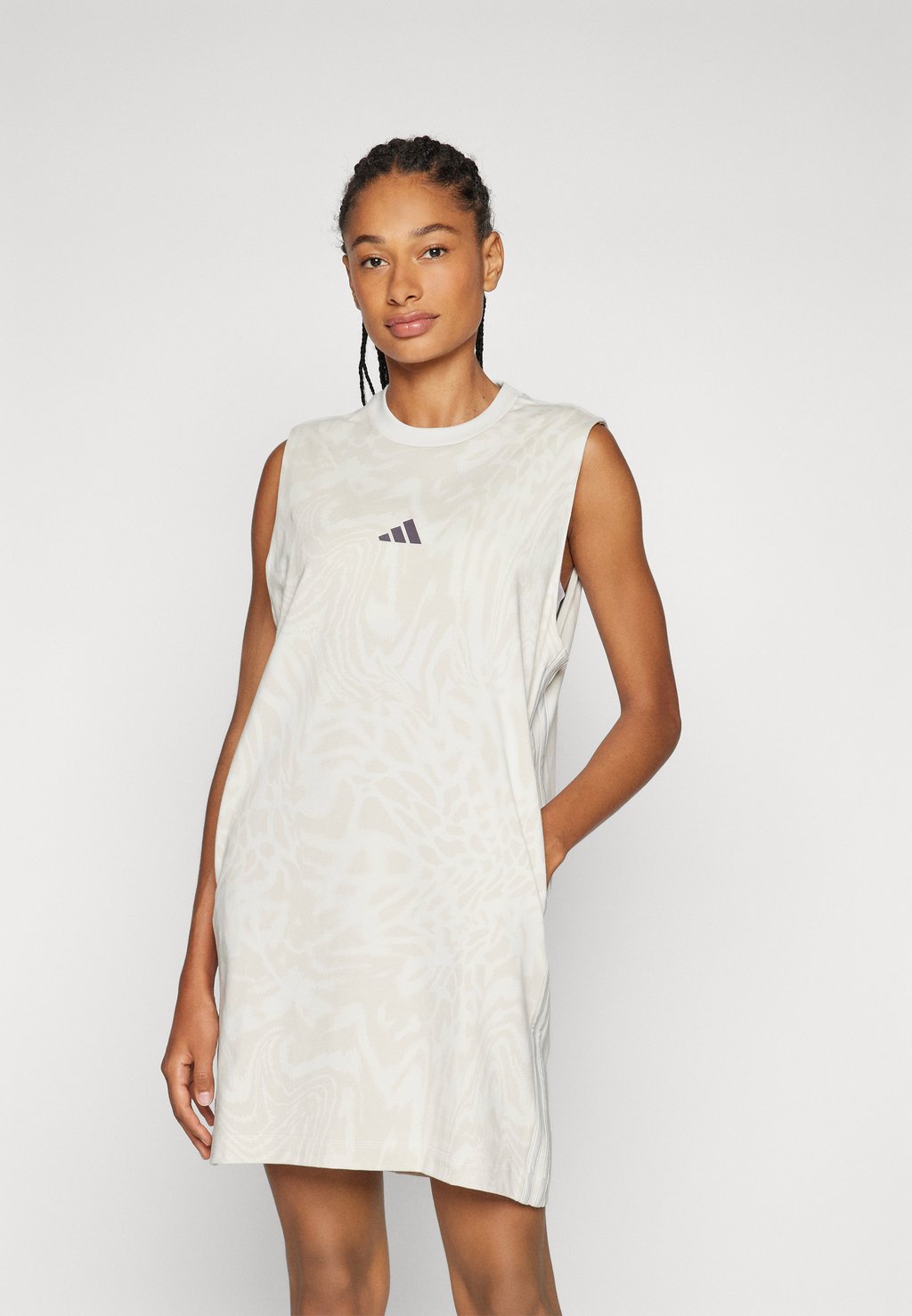 Платье из джерси ESSENTIALS 3 STRIPES PRINT SLEEVELESS adidas Sportswear, светло-серый
Платье из джерси ESSENTIALS 3 STRIPES PRINT SLEEVELESS adidas Sportswear, светло-серый