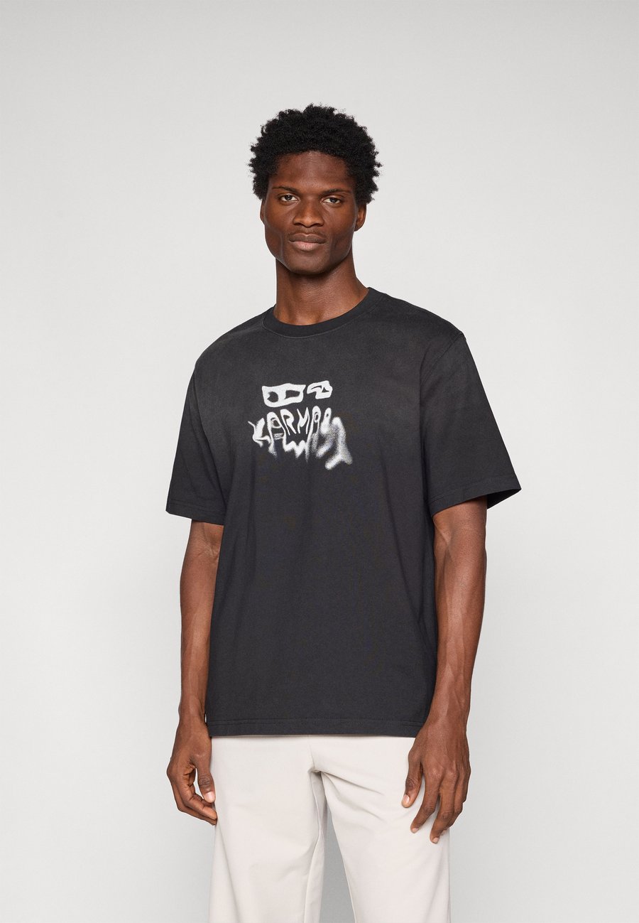 Футболка Karma8a GRAPHIC TEE, Black, Черный, Футболка Karma8a GRAPHIC TEE, Black
Футболка Karma8a GRAPHIC TEE, Black, Черный, Футболка Karma8a GRAPHIC TEE, Black