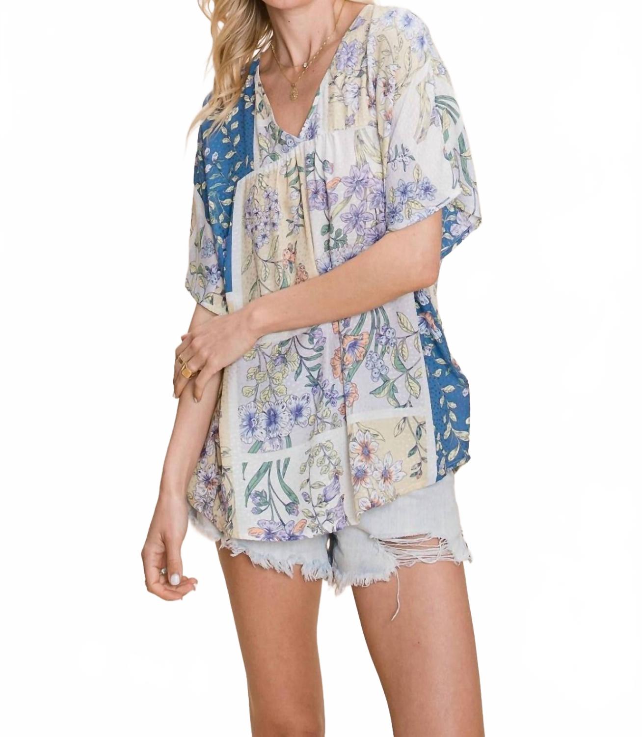 Цветочный топ с V-образным вырезом в мультиколоре Cotton Bleu 
Цветочный топ с V-образным вырезом в мультиколоре Cotton Bleu