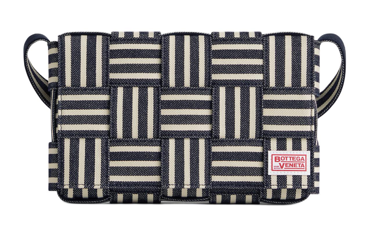 Хлопковая сумка через плечо среднего размера мужская морской синий белый и черный Bottega Veneta
Хлопковая сумка через плечо среднего размера мужская морской синий белый и черный Bottega Veneta