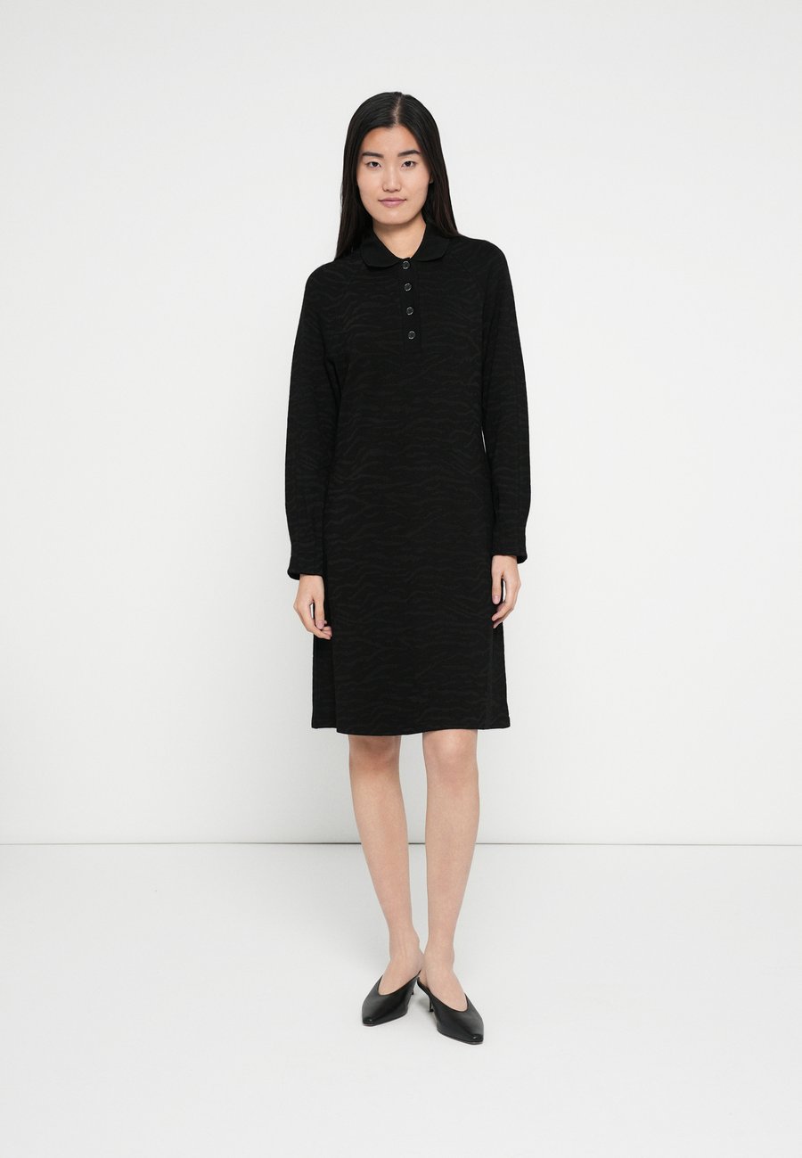 Платье Marc Cain Jumper dress, Black
Платье Marc Cain Jumper dress, Black
