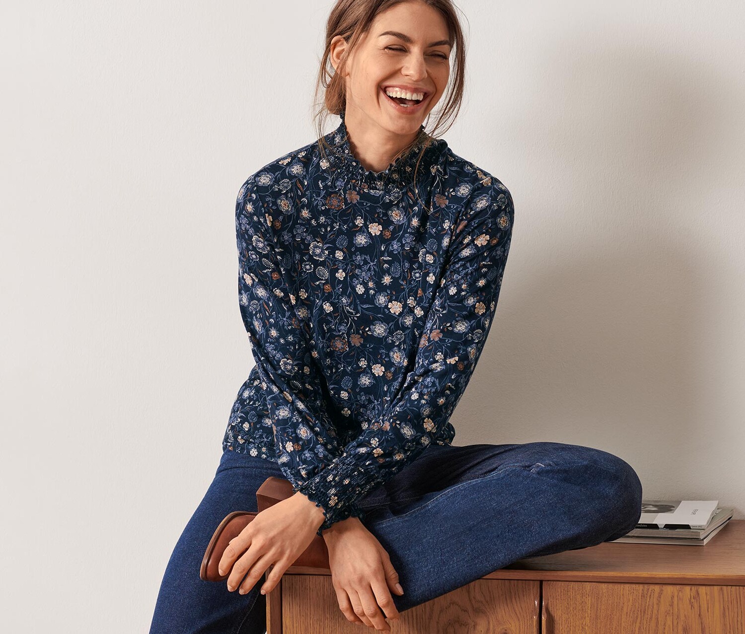 Блузка-рубашка с цветочным принтом и воротником стойкой Tchibo
Блузка-рубашка с цветочным принтом и воротником стойкой Tchibo