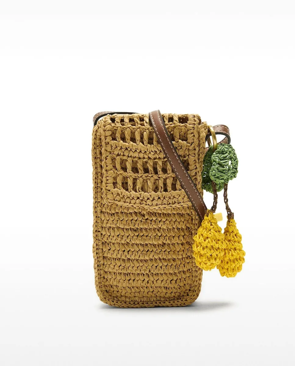 Сумка для телефона, трансформирующаяся в сумку через плечо, с эффектом рафии и съемным вязаным кулоном Parfois, коричневый
Сумка для телефона, трансформирующаяся в сумку через плечо, с эффектом рафии и съемным вязаным кулоном Parfois, коричневый